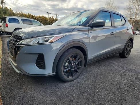 Used 2024 Nissan Kicks SV image 3