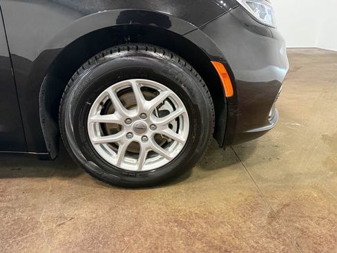 Used 2024 Chrysler Pacifica Touring-L image 89