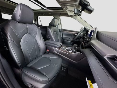 New 2026 Toyota Highlander Platinum image 30