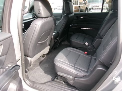 Used 2025 Chevrolet Traverse LT image 15