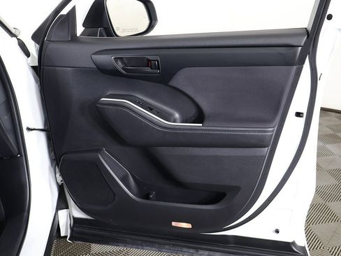 Used 2024 Toyota Highlander LE image 22