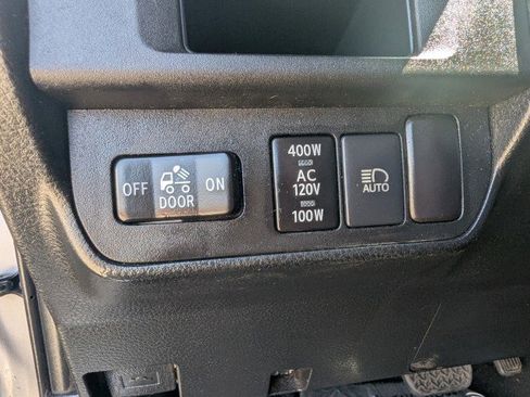 Used 2018 Toyota Tacoma TRD Off-Road AWD/4WD image 15