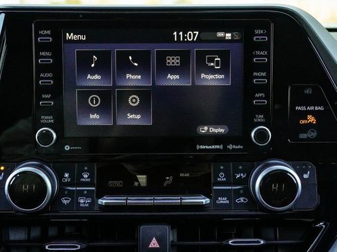 Used 2022 Toyota Highlander XLE image 23