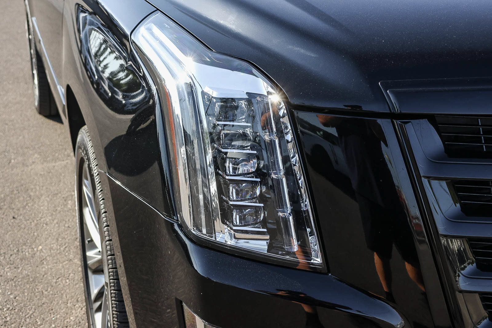 Used 2019 Cadillac Escalade Premium Luxury w/ Escalade Sport Edition AWD/4WD image 15