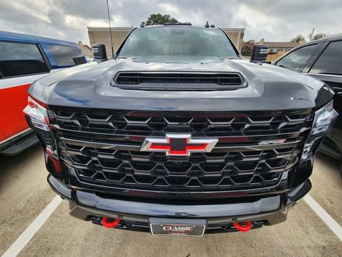 Used 2025 Chevrolet Silverado 2500 ZR2 w/ Technology Package AWD/4WD image 2