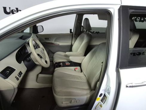 Used 2013 Toyota Sienna XLE image 9