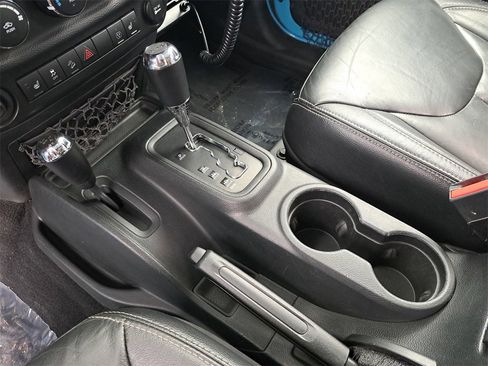 Used 2018 Jeep Wrangler Unlimited Rubicon w/ Connectivity Group image 22