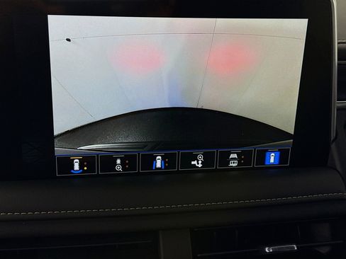 Used 2024 GMC Yukon SLT w/ SLT Luxury Package image 19