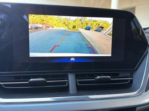 Used 2025 Chevrolet Trax LT w/ LT Convenience Package FWD image 24
