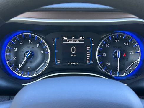 Used 2017 Chrysler Pacifica Touring FWD image 18