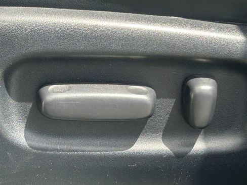 Used 2012 Toyota Highlander 4WD Hybrid w/ Leather Pkg image 28