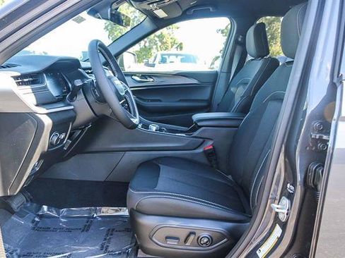 New 2025 Jeep Grand Cherokee Laredo image 16