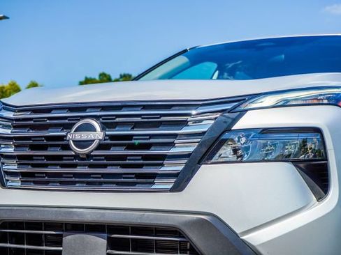 Used 2025 Nissan Rogue SV AWD/4WD image 2