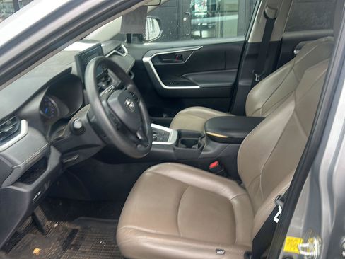 Used 2019 Toyota RAV4 LE w/ Carpet Mat Package AWD/4WD image 9