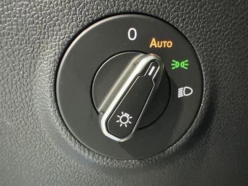 Certified 2025 Volkswagen Taos SE image 31