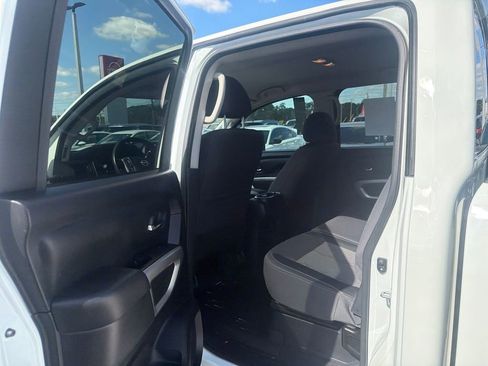 Used 2024 Nissan Titan SV w/ SV Convenience Package image 18
