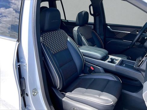 Used 2024 GMC Acadia Denali w/ Super Cruise Package FWD image 9