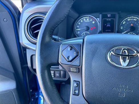 Used 2018 Toyota Tacoma TRD Off-Road w/ Technology Package image 19