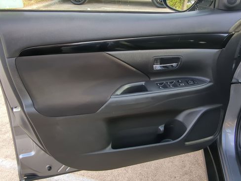 Used 2020 Mitsubishi Outlander ES image 11