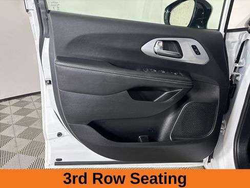 Used 2025 Chrysler Pacifica Limited image 8