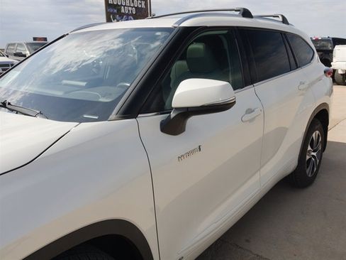 Used 2020 Toyota Highlander XLE AWD/4WD image 7