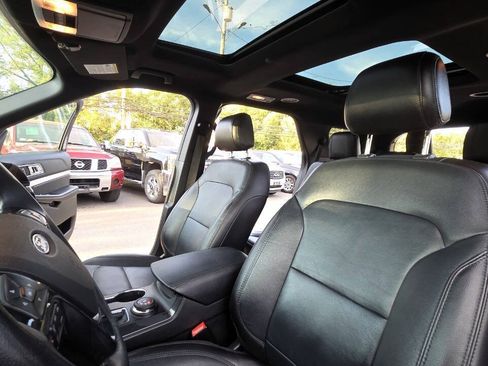 Used 2017 Ford Explorer XLT w/ Equipment Group 202A AWD/4WD image 29