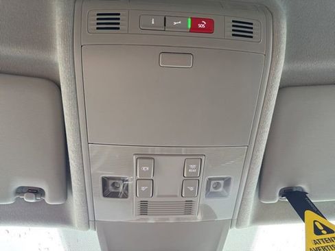 New 2024 Volkswagen Tiguan SE image 28