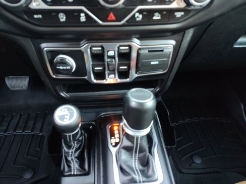 Used 2022 Jeep Gladiator Overland w/ Popular Equipment Package image 9