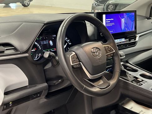 Used 2025 Toyota Sienna XLE image 14