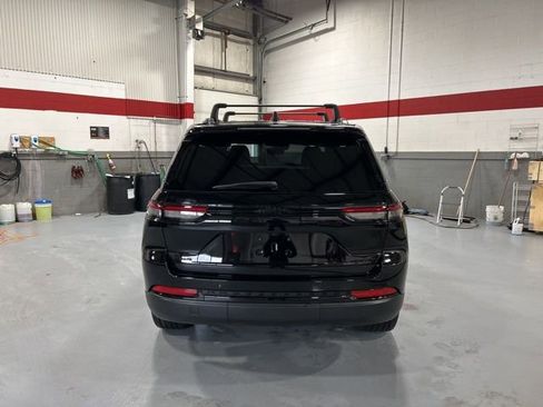 Used 2024 Jeep Grand Cherokee Limited w/ Black Appearance Package image 5
