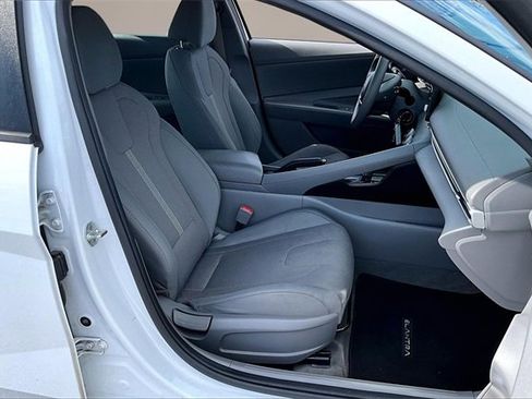 Used 2022 Hyundai Elantra SE w/ Preferred Accessory Package image 24