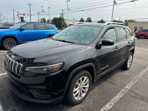 Used 2020 Jeep Cherokee Latitude w/ Cold Weather Group FWD image 11
