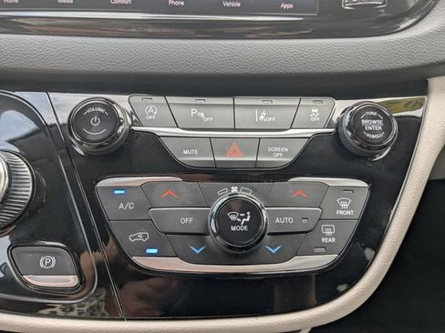 Used 2024 Chrysler Pacifica Touring-L FWD image 25