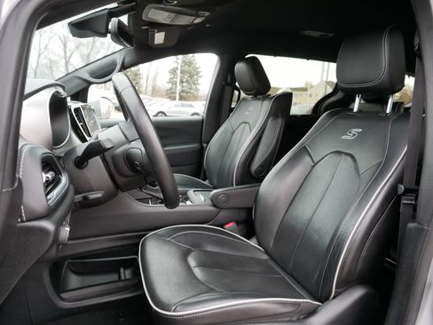 Used 2021 Chrysler Pacifica Limited w/ Uconnect Theater Family Group image 33