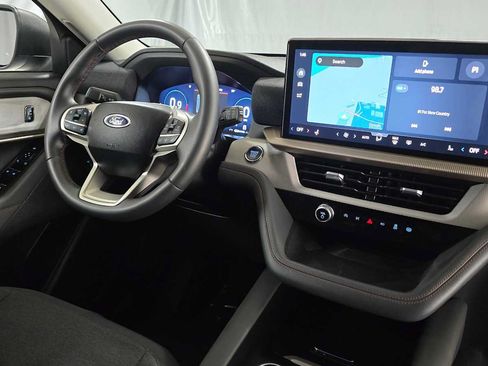 Used 2025 Ford Explorer Active AWD/4WD image 11