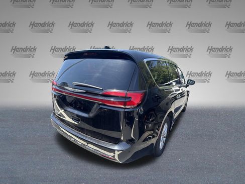 Used 2026 Chrysler Pacifica Select FWD image 9
