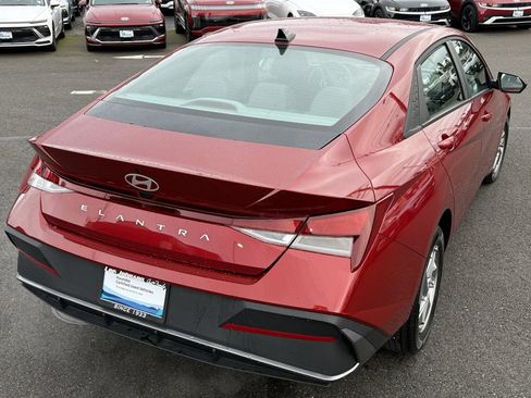 Certified 2025 Hyundai Elantra SE image 5