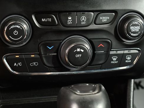 Used 2020 Jeep Cherokee Latitude Plus AWD/4WD image 30