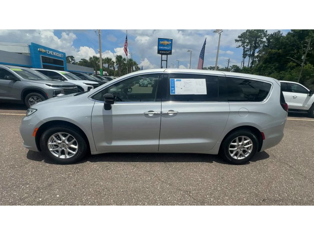 Used 2024 Chrysler Pacifica Touring-L FWD image 5