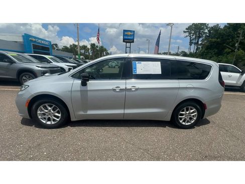 Used 2024 Chrysler Pacifica Touring-L FWD image 5