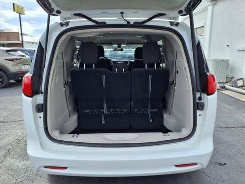 Used 2022 Chrysler Voyager LX FWD image 11
