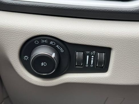 Used 2024 Chrysler Pacifica Touring-L FWD image 28