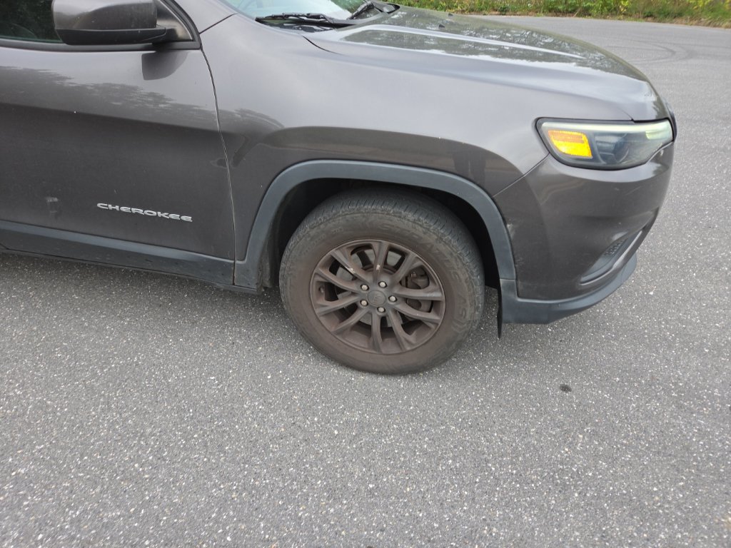 Used 2019 Jeep Cherokee Latitude Plus w/ Cold Weather Group AWD/4WD image 3