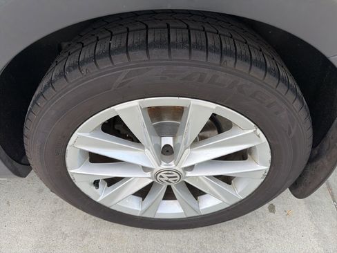 Used 2017 Volkswagen Golf Alltrack image 5