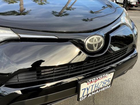 Used 2017 Toyota RAV4 LE image 28