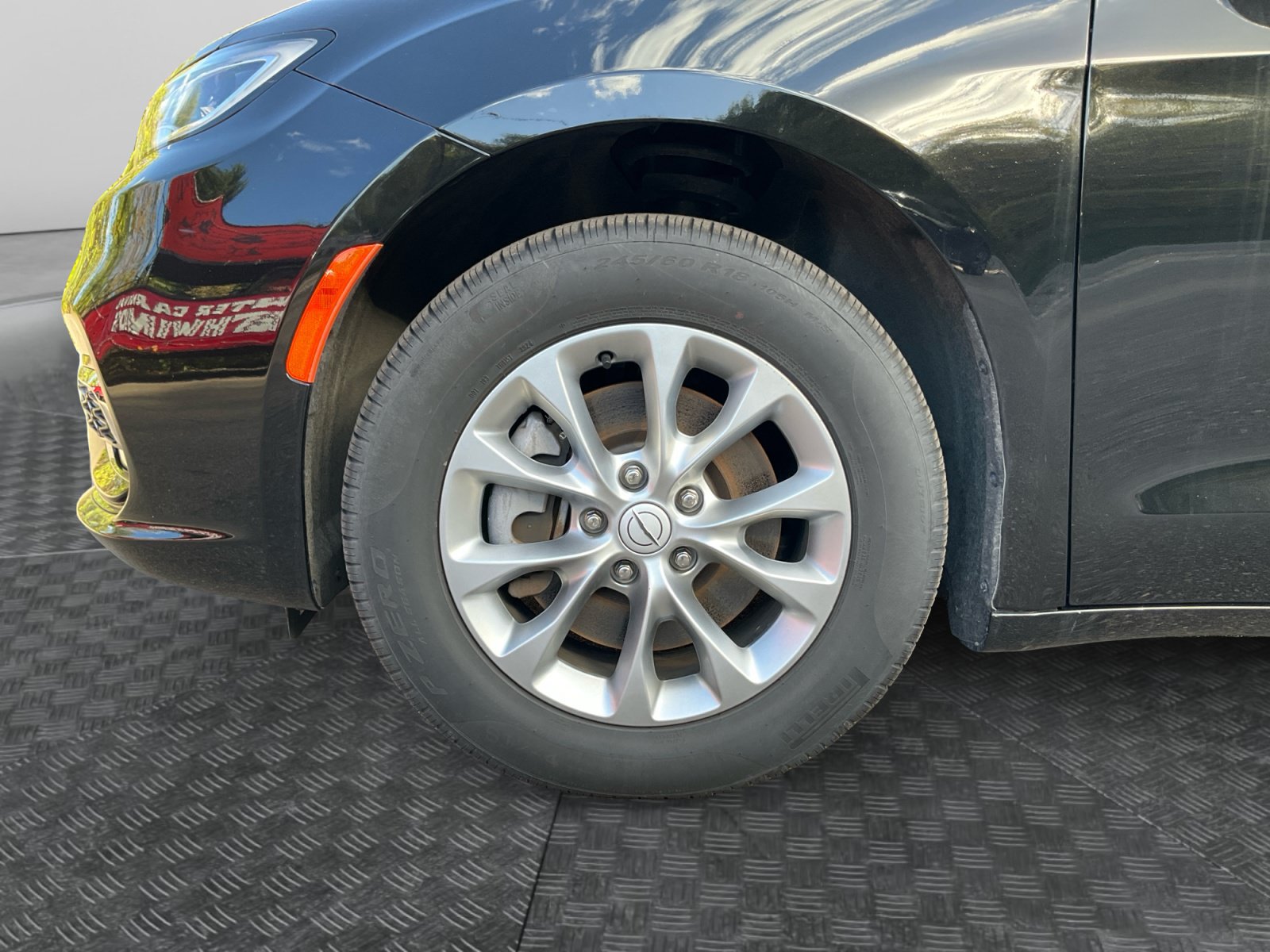 Used 2025 Chrysler Pacifica Select AWD/4WD image 16