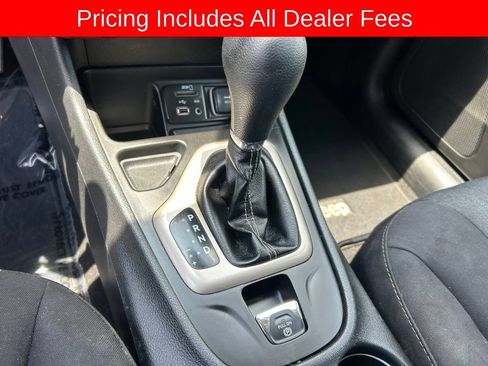 Used 2018 Jeep Cherokee Latitude w/ Altitude Package FWD image 9