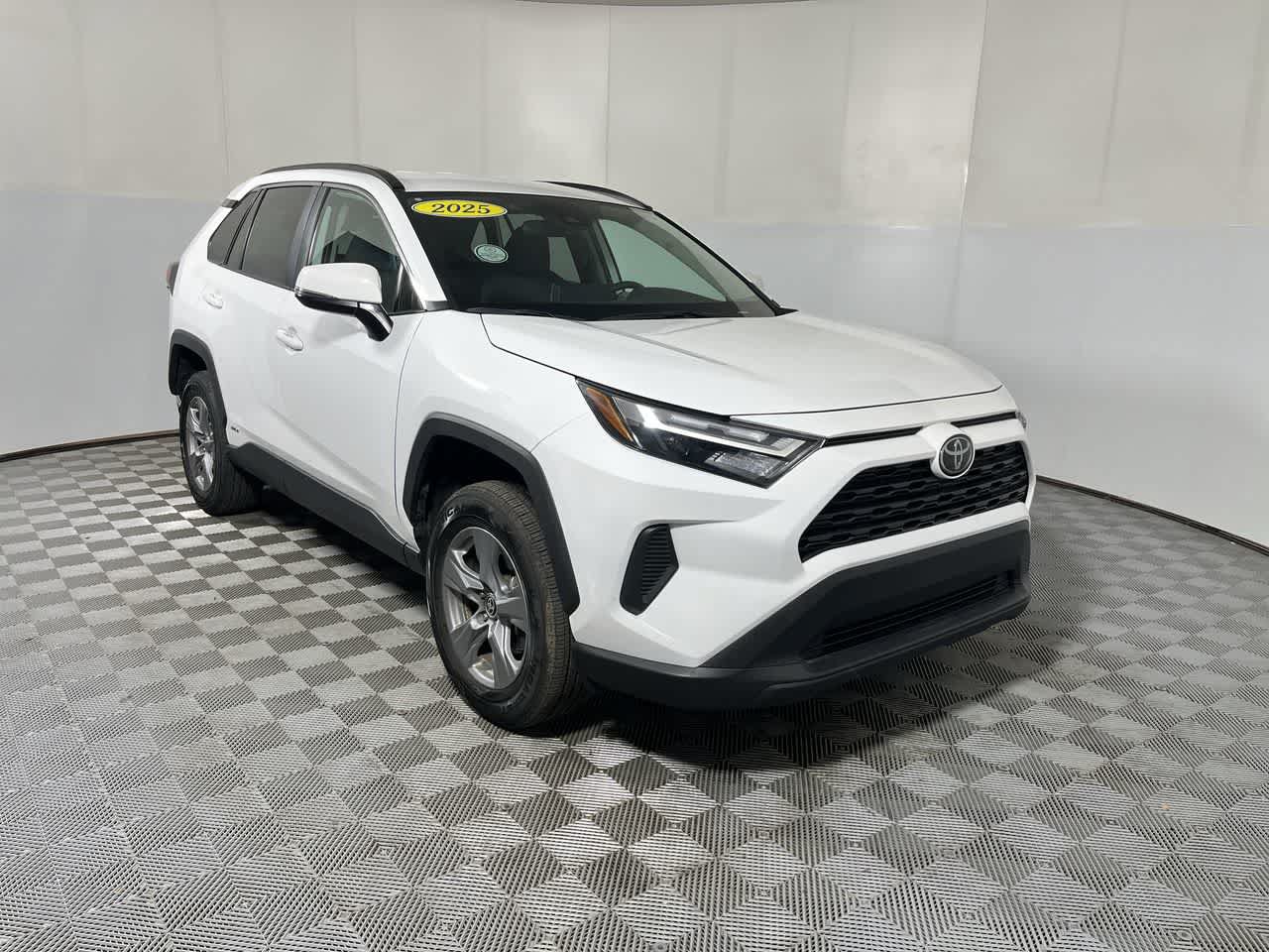 Used 2025 Toyota RAV4 XLE AWD/4WD image 2