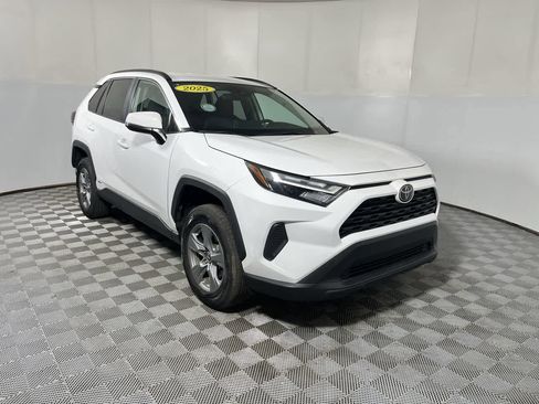 Used 2025 Toyota RAV4 XLE AWD/4WD image 2