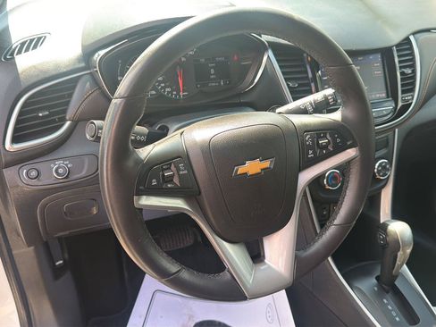Used 2021 Chevrolet Trax LT w/ LT Convenience Package FWD image 17